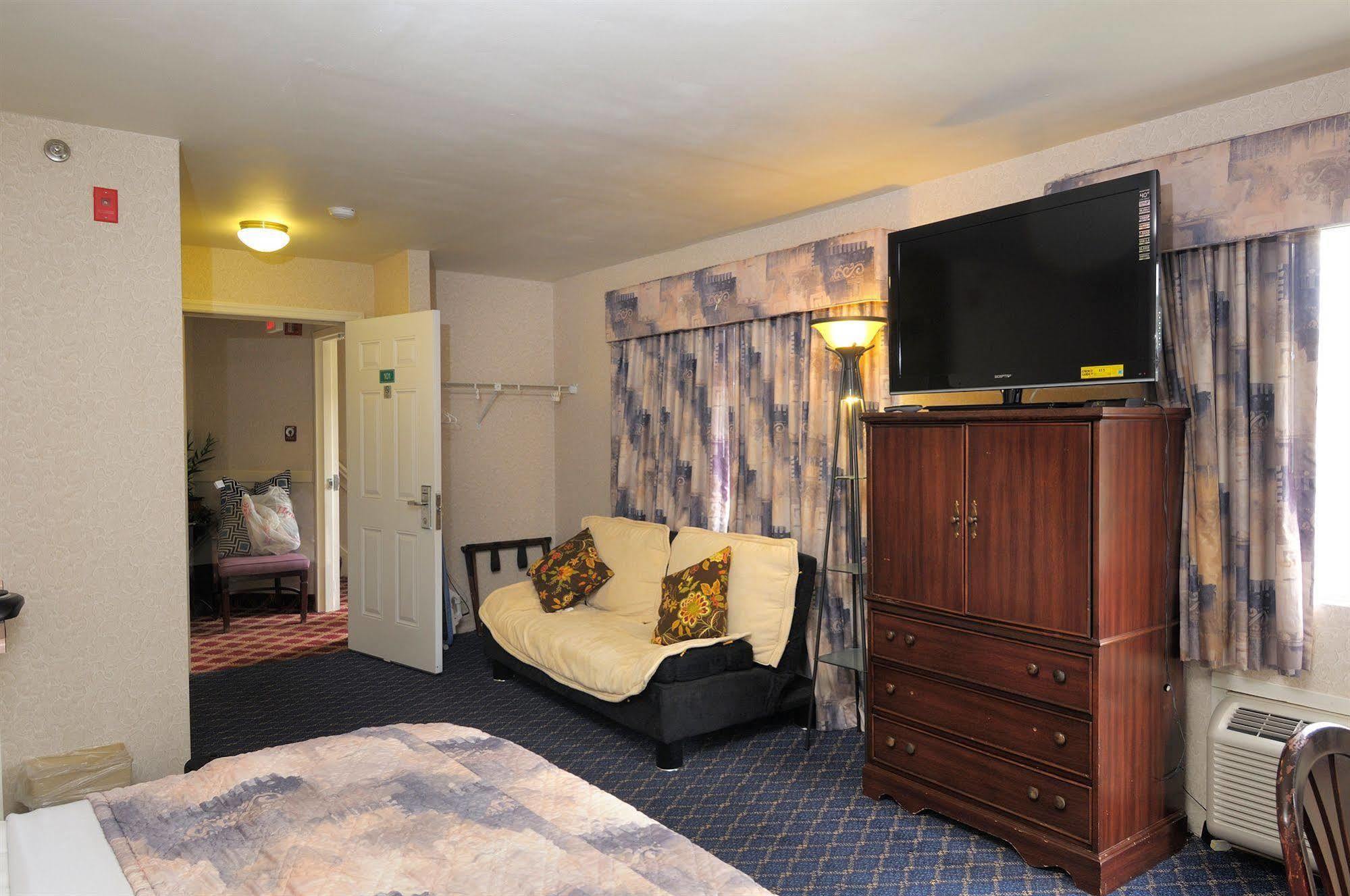 Regency Inn & Suites West Springfield Exterior foto